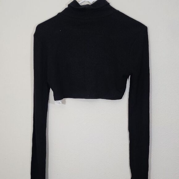 Forever 21 Trendy Black Long Sleeve Crop Top With Cutout In Front Sz M NWT - Picture 5 of 9